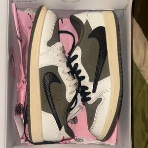 Nike Olive and Black Low-Top Sneakers